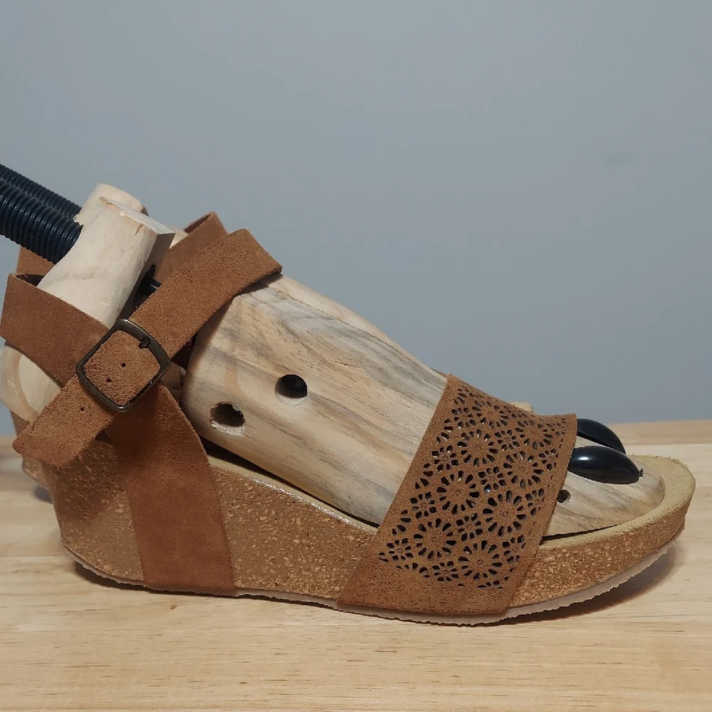 NWOT Bos. & Co. Italian Brown Suede Laser-Cut Floral Wedge Sandals Size 39 / 9